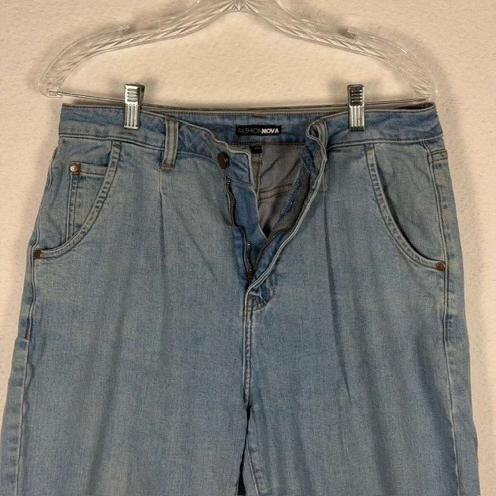 Fashion Nova Women Light Wash Pleated High Rise Mom Jeans Tapered Size‎ 13